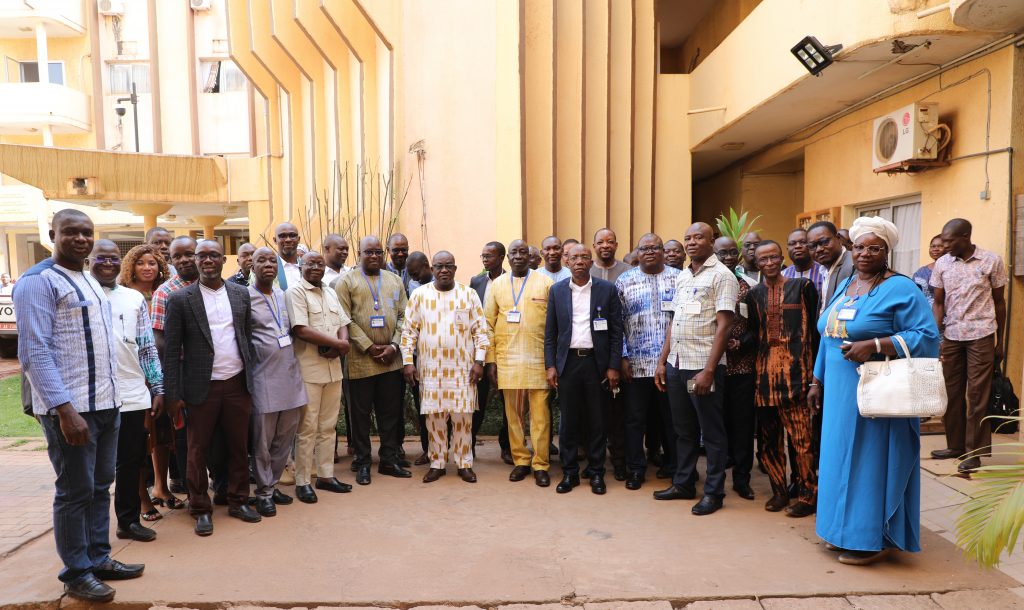 Photo de famille à l'issue de la passtion de charge à la DCF.